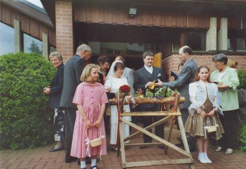Wir beim Sägen mit Blumenkindern